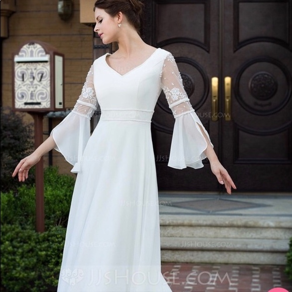 White NEVER WORN wedding dress.